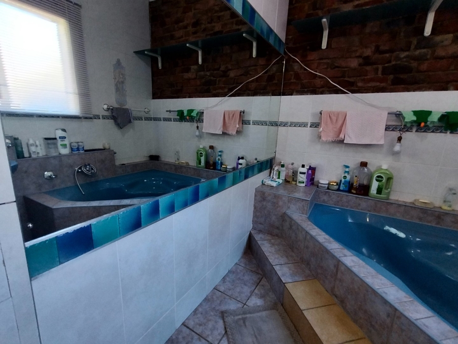 5 Bedroom Property for Sale in Fichardt Park Free State